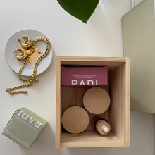 Carica l'immagine nel visualizzatore di Gallery, VITA - Combo Box in legno con Burro struccante, Maschera&Scrub, Crema viso e Booster